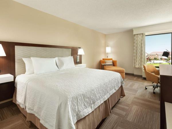 Hampton Inn Houston Hobby Airport : photo 1 de la chambre chambre lit king-size