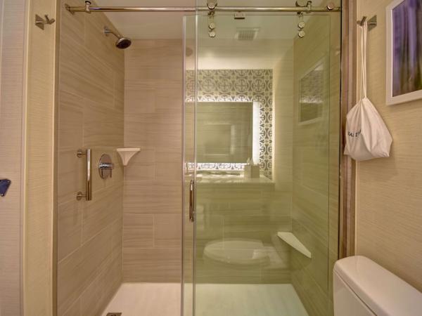 DoubleTree by Hilton Oceanfront Virginia Beach : photo 7 de la chambre chambre king avec balcon - côté océan