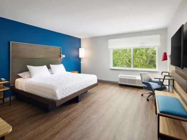 Tru By Hilton Atlanta Northlake Parkway, Ga : photo 1 de la chambre chambre lit king-size avec douche accessible en fauteuil roulant - adaptée aux personnes à mobilité réduite