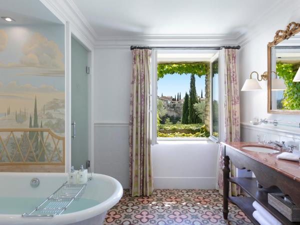 Airelles Gordes, La Bastide : photo 3 de la chambre chambre de luxe côté vallée