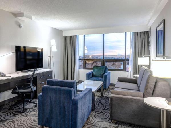 DoubleTree by Hilton Calgary North : photo 1 de la chambre suite lit king-size