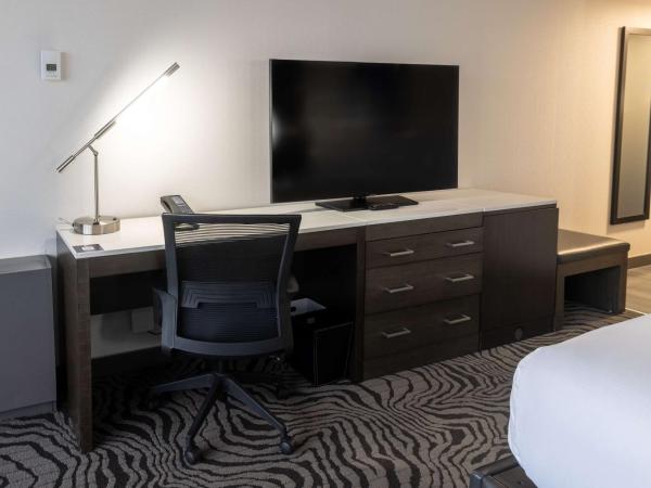 DoubleTree by Hilton Calgary North : photo 4 de la chambre chambre lit king-size
