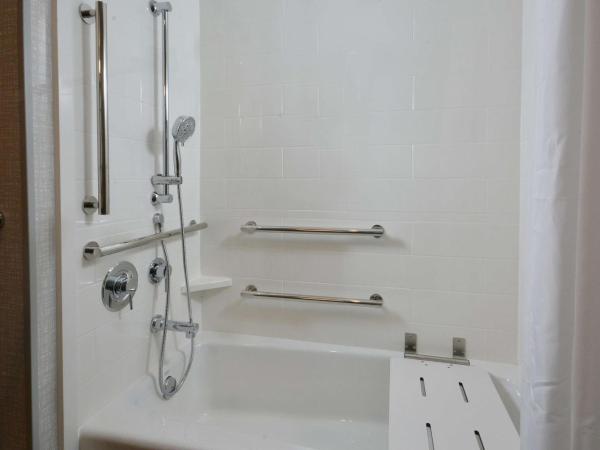 Hampton Inn & Suites Charlotte North I 485 : photo 4 de la chambre chambre lit queen-size avec baignoire - accessible aux personnes à mobilité réduite - non-fumeurs