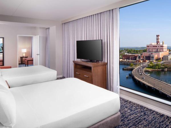 Homewood Suites by Hilton Boston Seaport District : photo 2 de la chambre suite 1 chambre avec 2 lits queen-size - vue sur eau