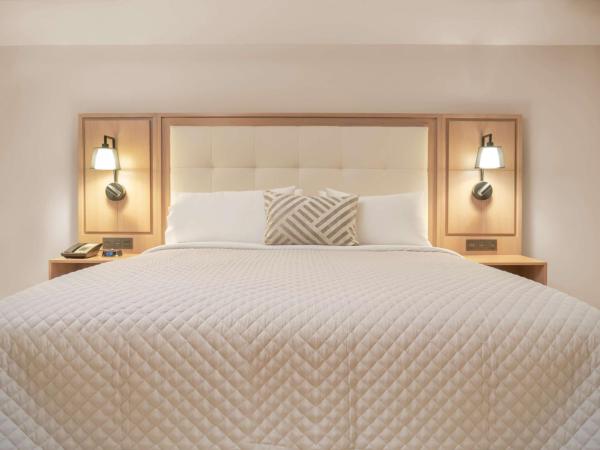 MS Milenium Monterrey Curio Collection by Hilton : photo 2 de la chambre suite junior lit king-size avec coin salon