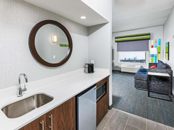 Hampton Inn & Suites Dallas I-30 Cockrell Hill, Tx : photo 2 de la chambre suite 1 chambre lit king-size - non-fumeurs