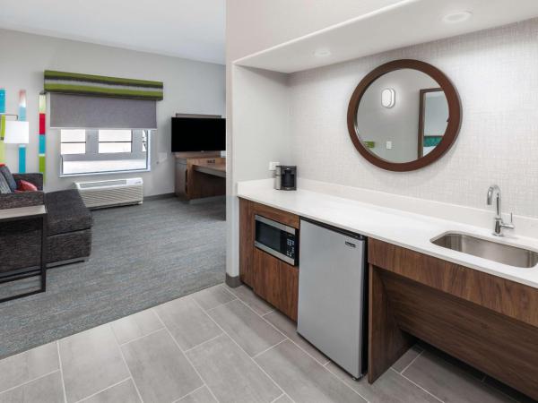 Hampton Inn & Suites Dallas I-30 Cockrell Hill, Tx : photo 4 de la chambre suite 1 chambre lit king-size - non-fumeurs