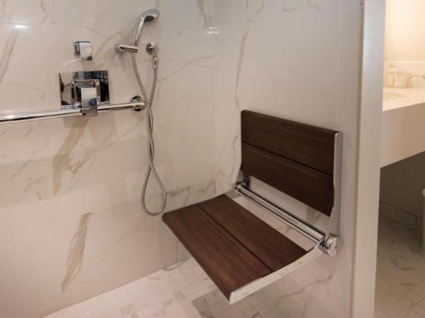 The Benson Portland, Curio Collection by Hilton : photo 5 de la chambre suite junior lit king-size avec douche accessible en fauteuil roulant - adaptée aux personnes à mobilité réduite - vue sur ville