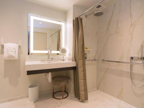 The Benson Portland, Curio Collection by Hilton : photo 6 de la chambre suite junior lit king-size avec douche accessible en fauteuil roulant - adaptée aux personnes à mobilité réduite - vue sur ville