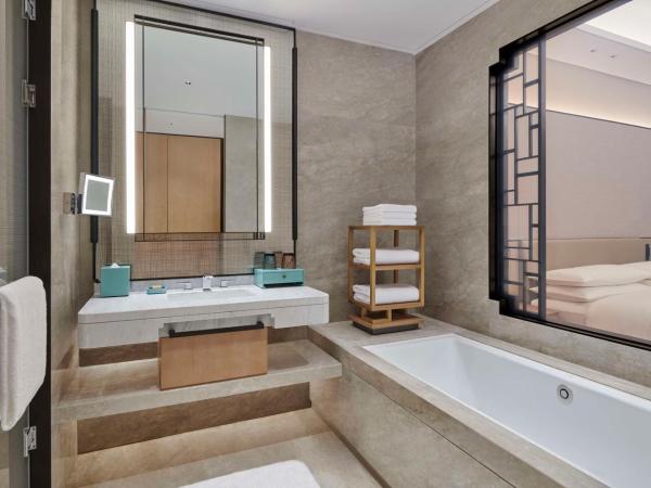 Doubletree By Hilton Suzhou Wuzhong : photo 9 de la chambre chambre lit king-size exéctive - accès au salon