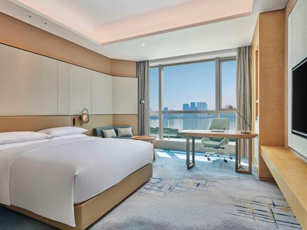 Doubletree By Hilton Suzhou Wuzhong : photo 4 de la chambre chambre lit king-size exéctive - accès au salon