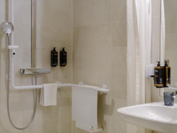 MERCURE Hotel Berlin Wittenbergplatz : photo 4 de la chambre chambre lit queen-size standard avec salle de bains accessible aux personnes à mobilité réduite 