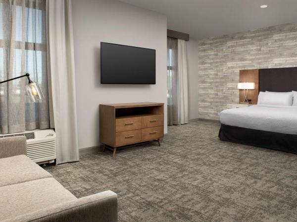 Homewood Suites By Hilton Louisville Airport : photo 3 de la chambre studio lit king-size avec baignoire accessible aux personnes à mobilité réduite