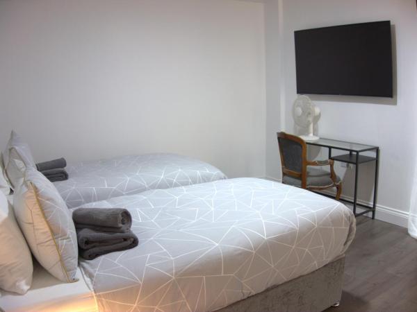 Abbey Point Hotel : photo 9 de la chambre chambre double ou lits jumeaux supérieure avec vue sur ville