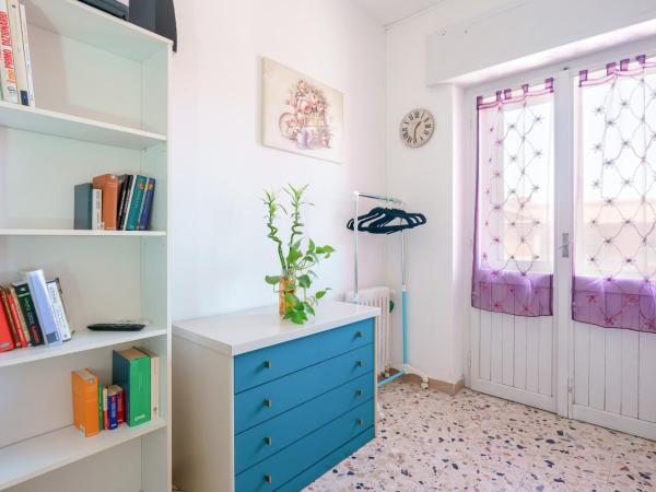 B&B POTHOS - ENG ITA - Air Conditioning Wi-Fi Fridge Netflix Local Guide - Aria condizionata, frigo, internet, guida locale : photo 3 de la chambre chambre simple