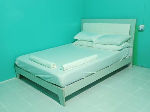 faTuur Inn : photo 4 de la chambre chambre double avec salle de bains privative