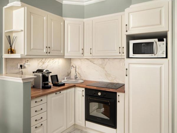 Queen's Court Hotel & Residence : photo 4 de la chambre suite supérieure lit king-size