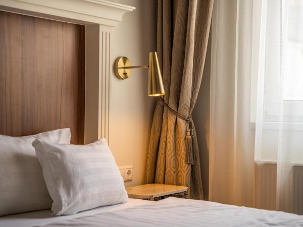 Queen's Court Hotel & Residence : photo 5 de la chambre chambre double avec lit king-size