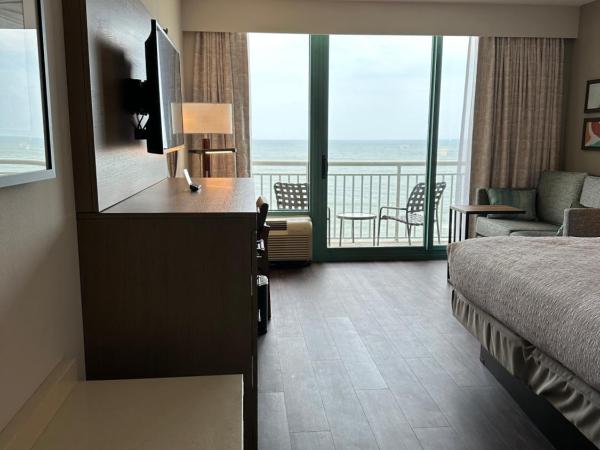Hampton Inn Virginia Beach-Oceanfront South : photo 8 de la chambre king room with sofa bed and oceanfront view - non-smoking
