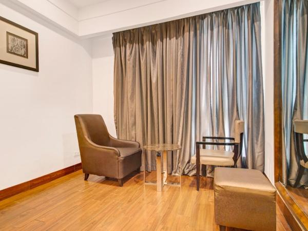 Capital O 9960 Hotel Grand Himayat : photo 4 de la chambre chambre deluxe double ou lits jumeaux