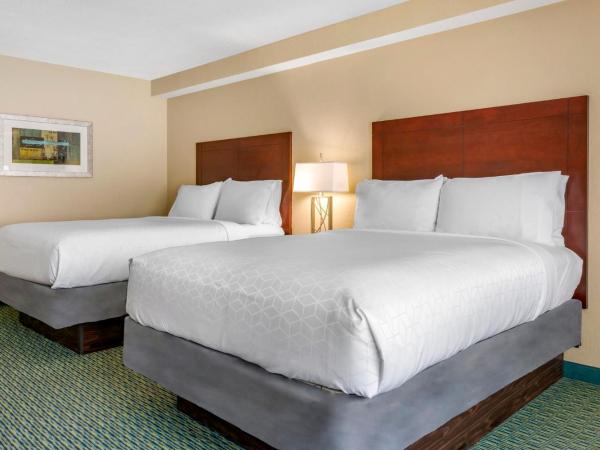 Holiday Inn Resort Orlando - Lake Buena Vista, an IHG Hotel : photo 6 de la chambre suite 1 chambre avec 2 lits queen-size et balcon - vue sur piscine
