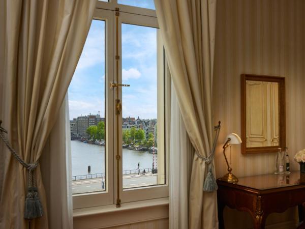 InterContinental Amstel Amsterdam, an IHG Hotel : photo 9 de la chambre suite junior avec lit king-size et vue sur la rivière