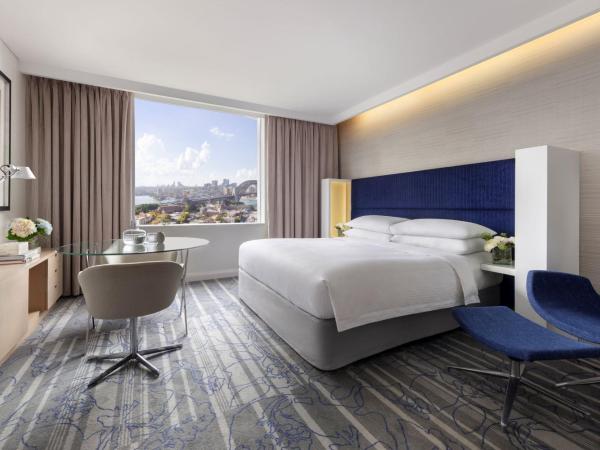 Sydney Harbour Marriott Hotel at Circular Quay : photo 4 de la chambre chambre avec 1 lit king-size - vue partielle sur pont