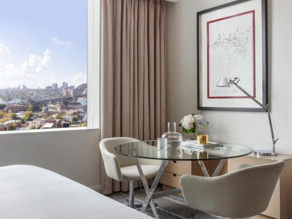 Sydney Harbour Marriott Hotel at Circular Quay : photo 6 de la chambre chambre avec 1 lit king-size - vue partielle sur pont