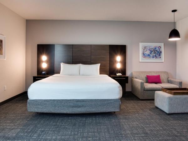 Crowne Plaza Hotel & Resorts Fort Lauderdale Airport/ Cruise, an IHG Hotel : photo 1 de la chambre chambre lit king-size standard avec douche accessible en fauteuil roulant - adaptée aux personnes à mobilité réduite