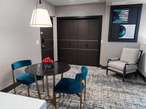 SpringHill Suites by Marriott Chicago Chinatown : photo 6 de la chambre appartement de grand standing avec suite lit king-size