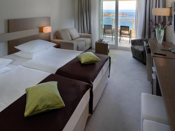 Hotel Park Makarska : photo 3 de la chambre chambre double supérieure avec balcon et vue sur mer