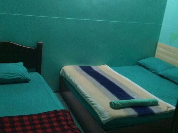 faTuur Inn : photo 1 de la chambre chambre triple avec salle de bains privative