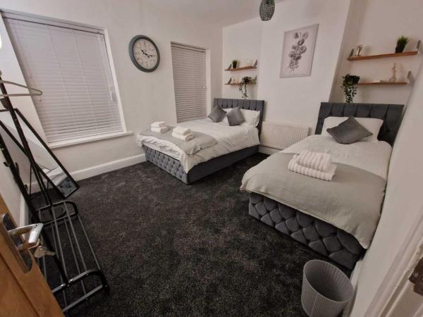 Cyfarthfa House : photo 4 de la chambre chambre triple avec salle de bains commune