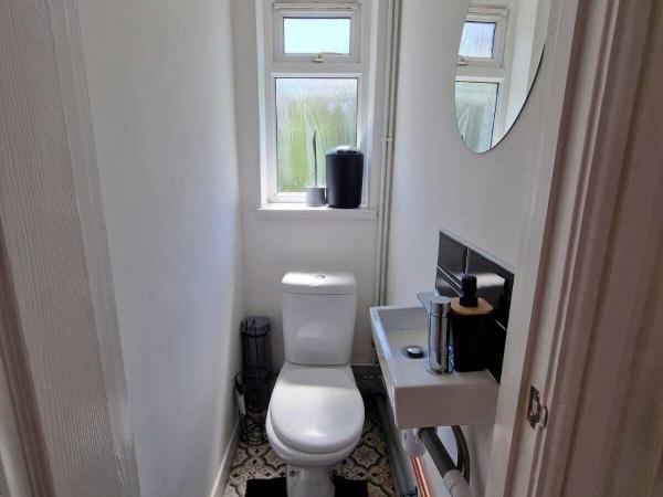 Cyfarthfa House : photo 7 de la chambre chambre triple avec salle de bains commune