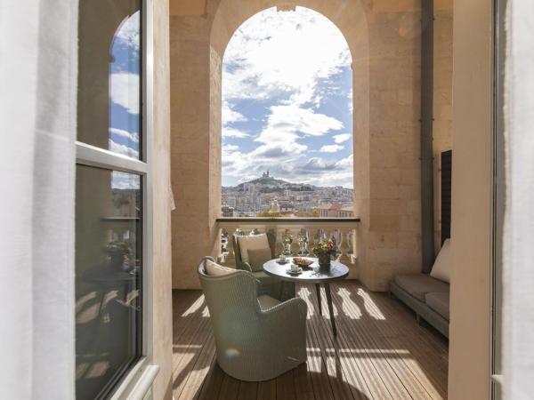 InterContinental Marseille - Hotel Dieu by IHG : photo 7 de la chambre chambre lit king-size classique avec terrasse - vue sur port