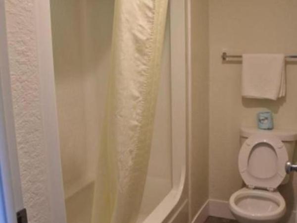 Rodeway Inn Kissimmee Maingate West - Free Theme Park Shuttle : photo 4 de la chambre suite lit king-size avec coin cuisine - non-fumeurs