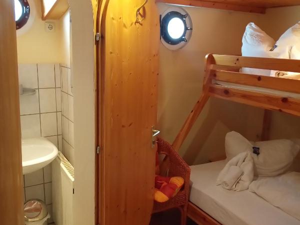 Küstenmotorschiff Aventura : photo 4 de la chambre chambre double avec salle de bains privative