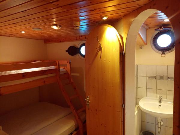 Küstenmotorschiff Aventura : photo 3 de la chambre chambre double avec salle de bains privative