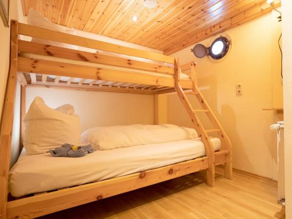 Küstenmotorschiff Aventura : photo 2 de la chambre chambre double avec salle de bains privative