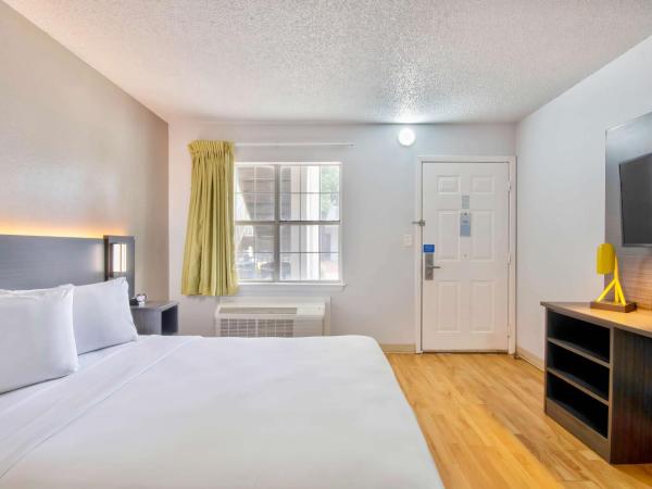 Studio 6-San Antonio, TX - Six Flags : photo 1 de la chambre chambre lit queen-size adaptée aux personnes à mobilité réduite - fumeurs