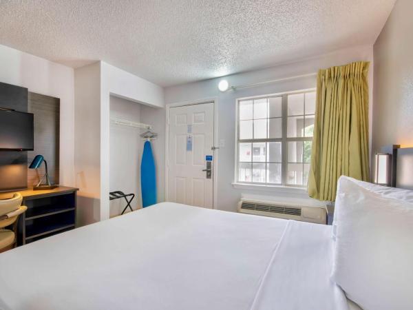 Studio 6-San Antonio, TX - Six Flags : photo 2 de la chambre chambre lit queen-size - non-fumeurs
