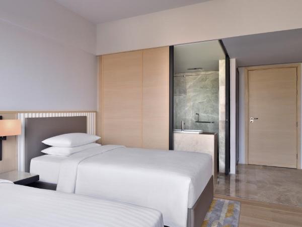 Courtyard by Marriott Ahmedabad Sindhu Bhavan Road : photo 2 de la chambre deluxe guest room with 2 twin/single bed(s) also with 20% discount on spa services