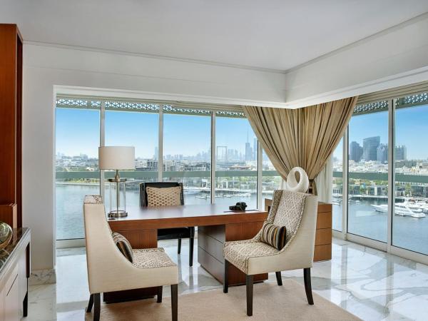 Sheraton Dubai Creek Hotel & Towers : photo 7 de la chambre suite familiale lit king-size - vue sur crique
