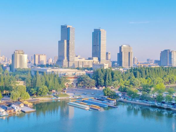 The Westin Nanjing Xuanwu Lake : photo 5 de la chambre chambre de luxe avec 1 lit king-size - vue sur lac