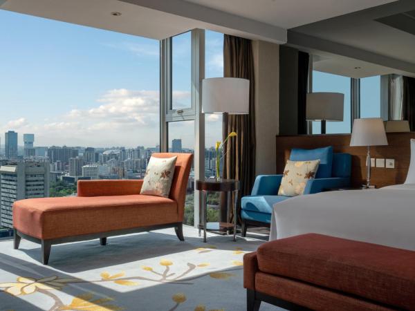 Crowne Plaza Beijing Sun Palace, an IHG Hotel : photo 4 de la chambre 1 king one-bedroom suite living lounge access