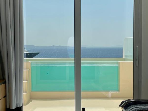 Kouros Hotel & Suites : photo 2 de la chambre suite sanctuaire avec accès direct à la piscine - vue sur mer