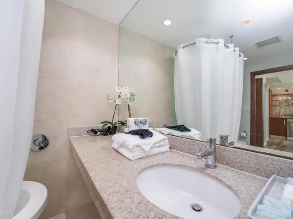 Strand Ocean Drive Suites : photo 6 de la chambre suite lit king-size avec balcon - dernier Étage - vue partielle sur océan - logement a503