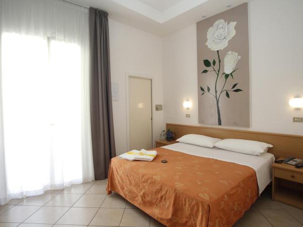 Hotel Villa dei Fiori - sul mare con piscina : photo 6 de la chambre chambre double avec balcon
