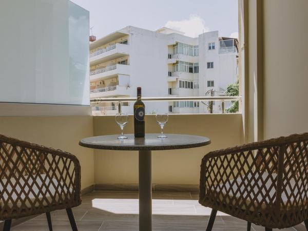 Theo Beach Hotel Apartments : photo 4 de la chambre chambre double avec balcon