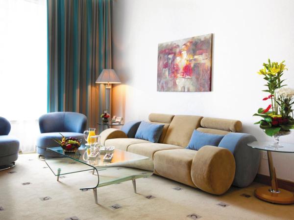 Marina Byblos Hotel : photo 4 de la chambre junior suite - includes 20% off in captain’s table & nell gwynne & redeemable aed 50 voucher for arena shisha terrace